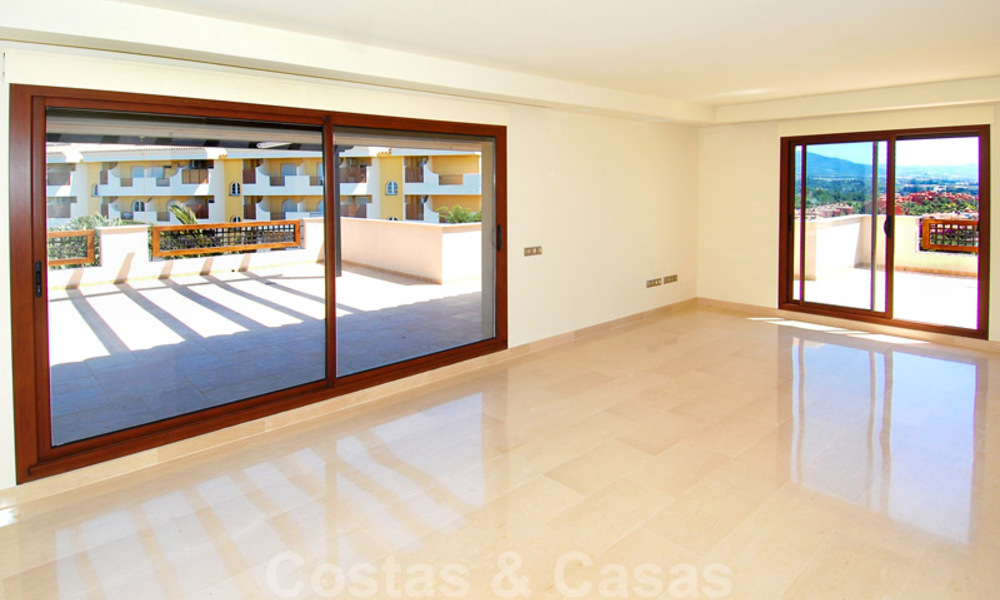 Appartements de luxe à vendre à Nueva Andalucia, Marbella à distance de marche des commodités et de Puerto Banus 30606