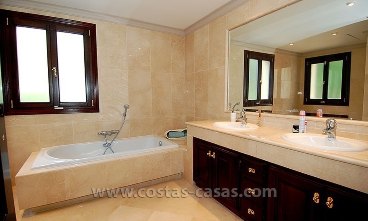 Villa exclusive de style andalou à vendre dans la zone de Marbella - Benahavis 31