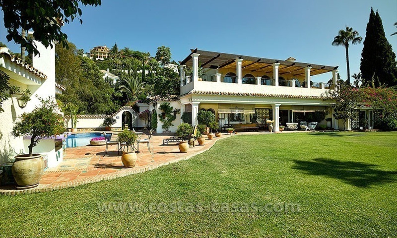 Villa exclusive de style andalou à vendre à Marbella - Benahavis 2