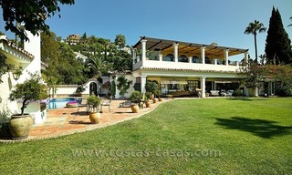 Villa exclusive de style andalou à vendre à Marbella - Benahavis 2