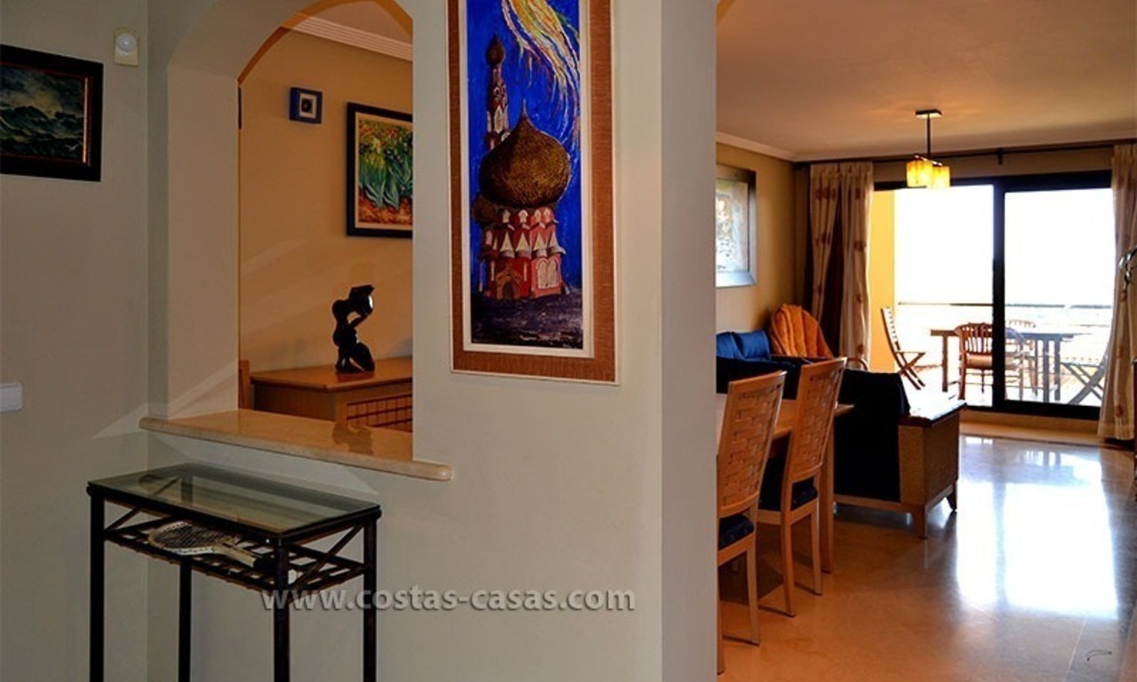 À vendre dans la zone de Marbella - Benahavis: Appartement sur le parcours de golf 9
