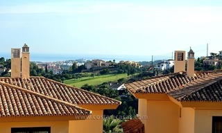 À vendre dans la zone de Marbella - Benahavis: Appartement sur le parcours de golf 2