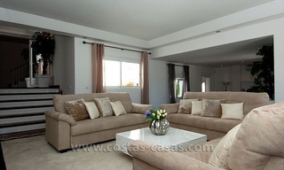 À vendre: bonne orientation, spacieuse et totalement rénovée, villa à Marbella 11
