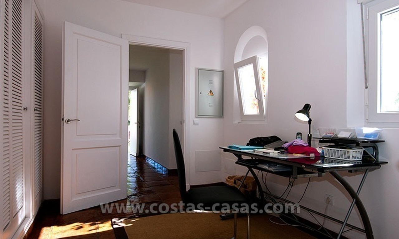 À vendre: bonne orientation, spacieuse et totalement rénovée, villa à Marbella 28