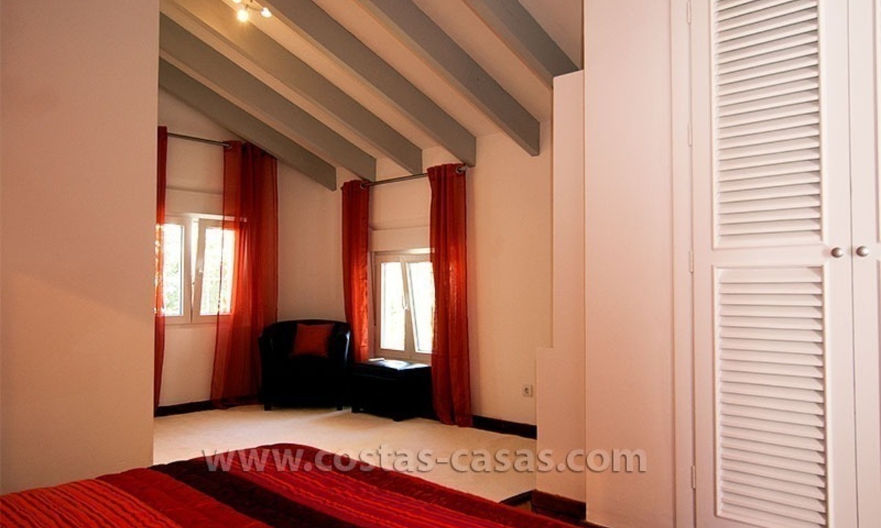 À vendre: bonne orientation, spacieuse et totalement rénovée, villa à Marbella 25