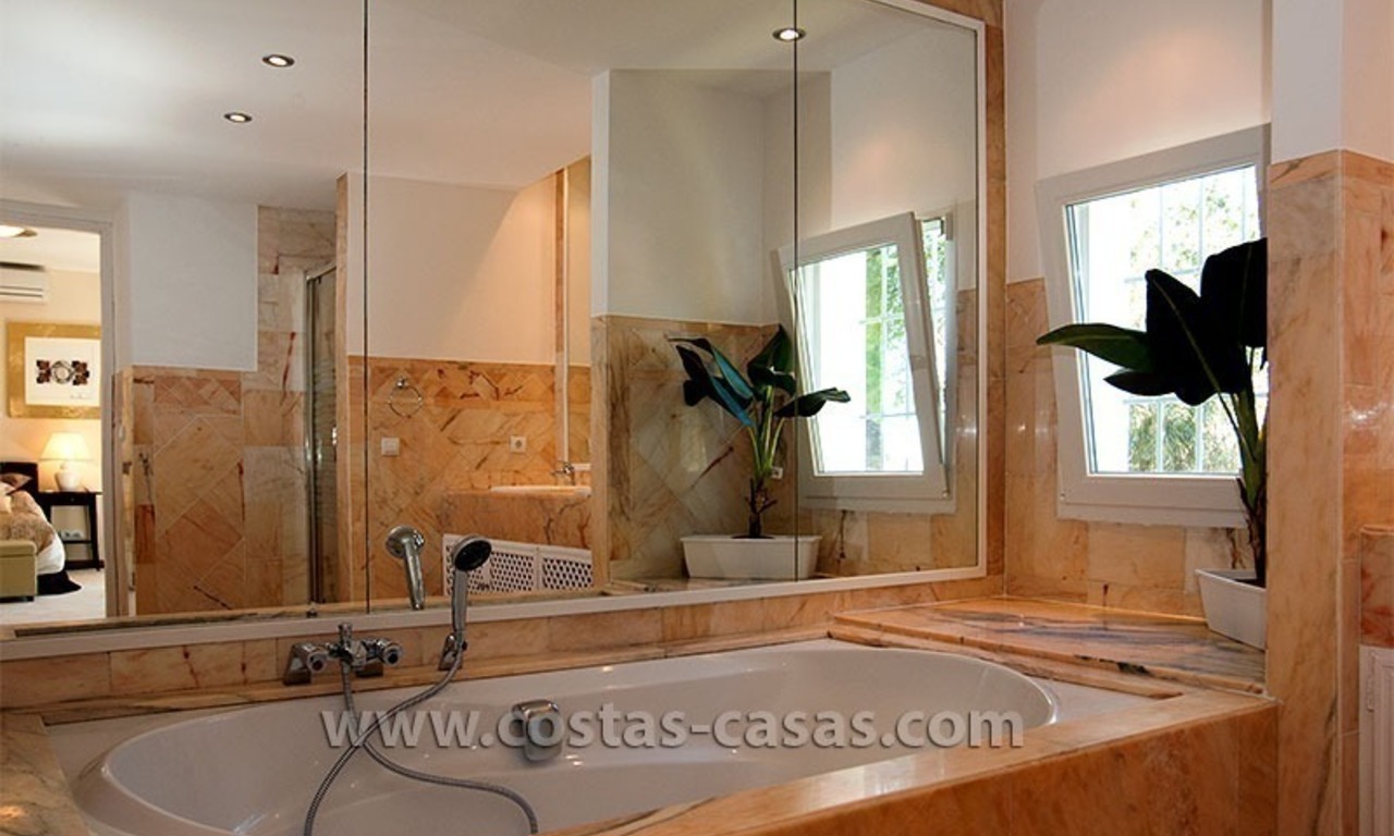 À vendre: bonne orientation, spacieuse et totalement rénovée, villa à Marbella 34