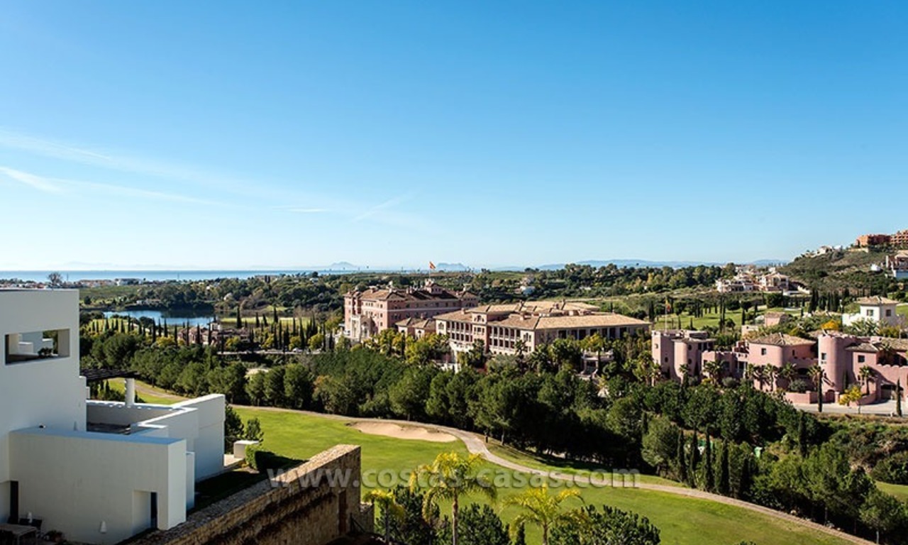 À vendre: Appartement contemporain de luxe en première ligne de golf dans le triangle Marbella - Benahavis- Estepona 0