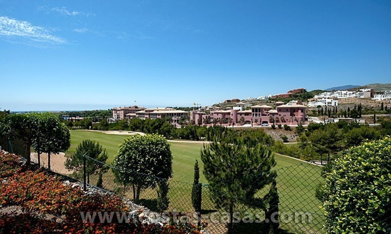 À vendre: Appartement contemporain de luxe en première ligne de golf dans le triangle Marbella - Benahavis- Estepona 3