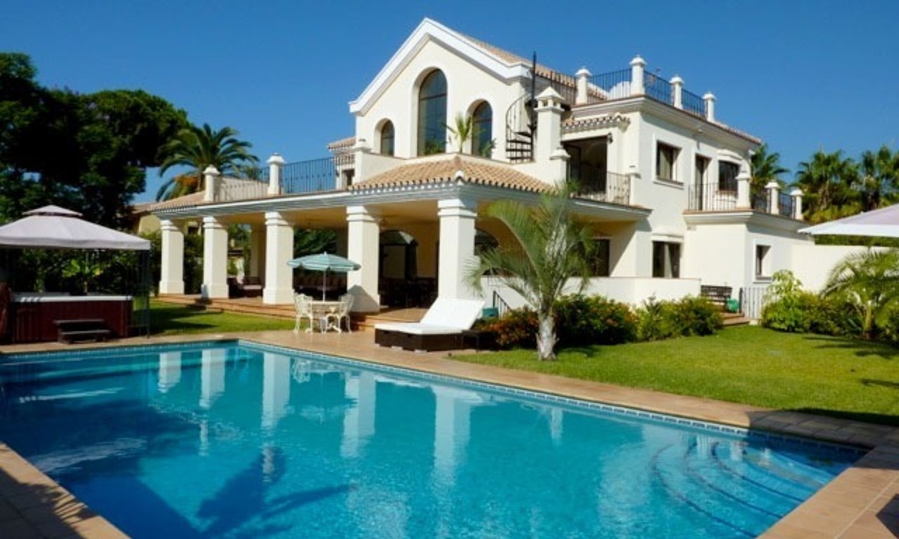 Large villa de luxe près de la plage à vendre à Marbella 0