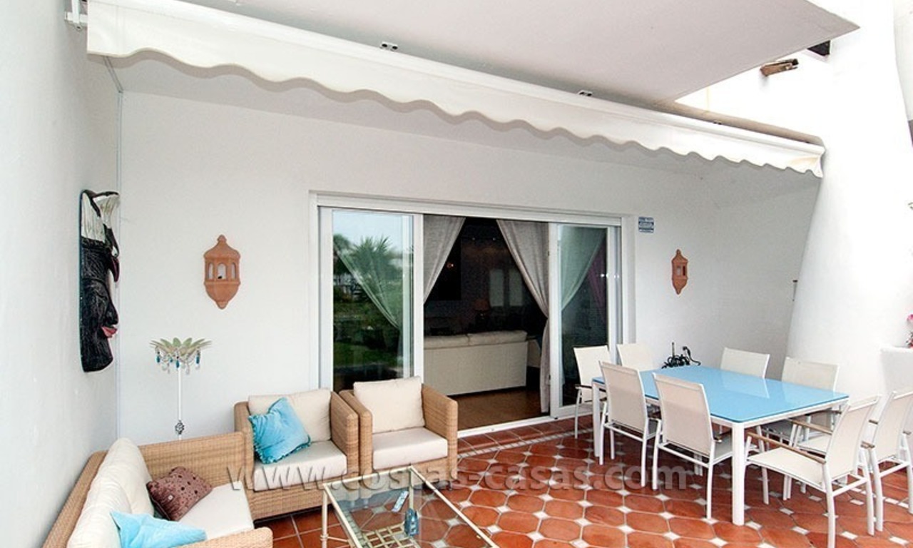 À vendre: Maison de ville spacieuse avec accès à la plage privée sur la nouvelle Mille d’ Or, Marbella - Estepona 1