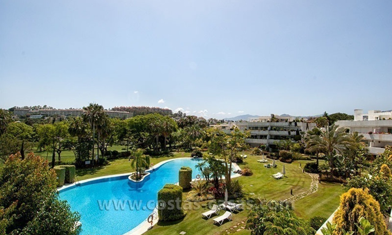À vendre: Grand appartement de golf moderne dans un complexe huppé de Marbella 0
