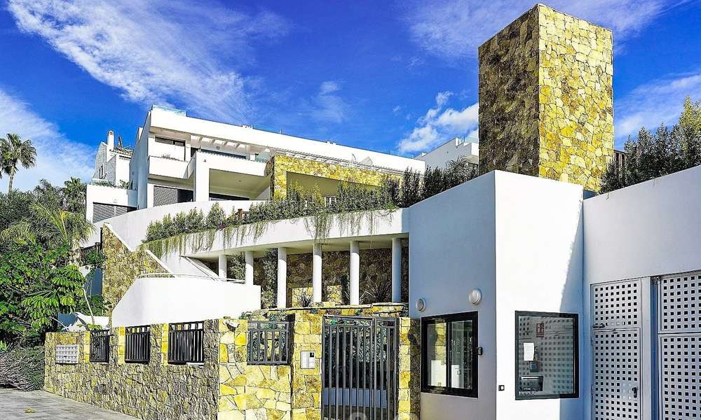 Magnifiques nouvelles maisons de ville à vendre modernes sur la Mille d’Or, Marbella. Dernière unité! Prêt à emménager. 24041