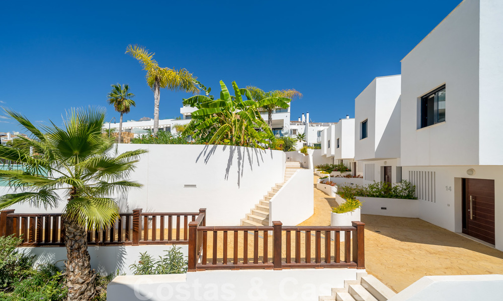 Magnifiques nouvelles maisons de ville à vendre modernes sur la Mille d’Or, Marbella. Dernière unité! Prêt à emménager. 28562