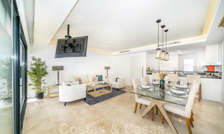 Magnifiques nouvelles maisons de ville à vendre modernes sur la Mille d’Or, Marbella. Dernière unité! Prêt à emménager. 28565 