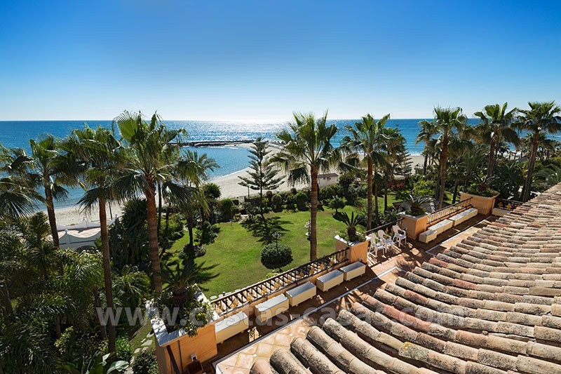 Penthouse exclusif à vendre en première ligne de plage à Puerto Banús, Marbella