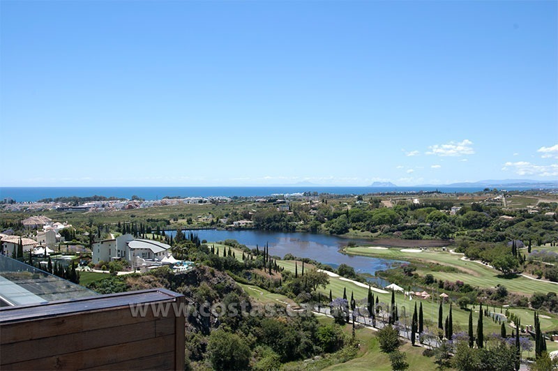 À louer pour des vacances: Appartement de luxe neuf avec une vue impressionnante sur la mer entre Marbella et Estepona 