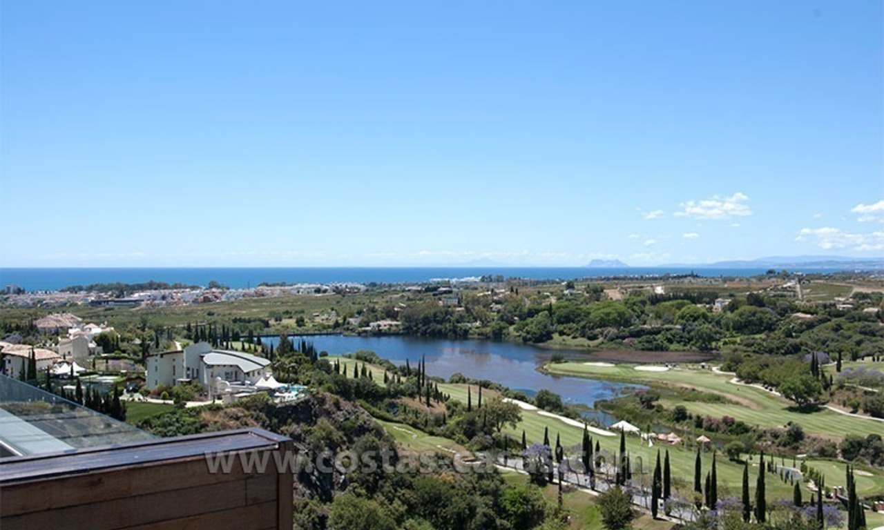 À louer pour des vacances: Appartement de luxe neuf avec une vue impressionnante sur la mer entre Marbella et Estepona 0