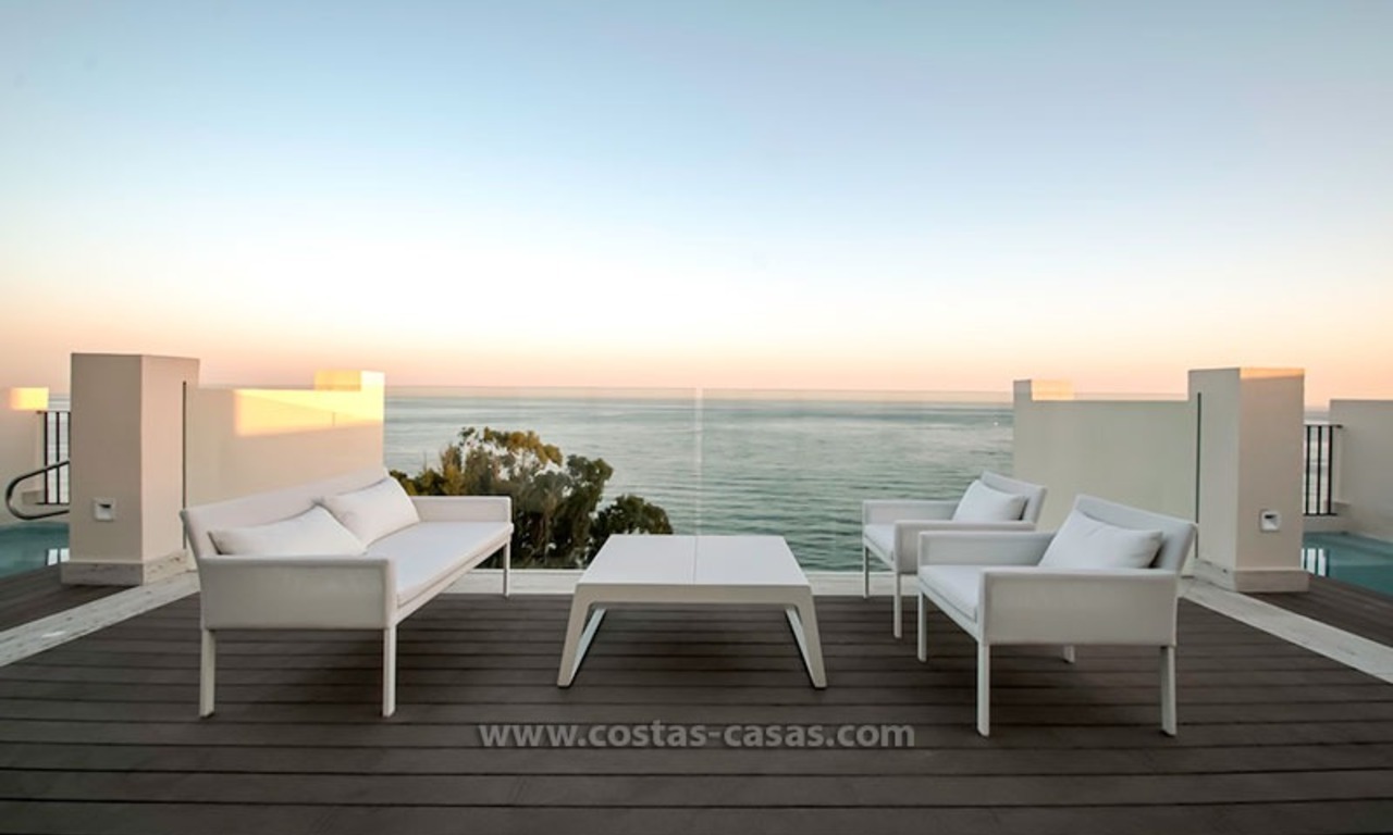 Revente: Exclusive Penthouse moderne en première ligne de plage, nouvelle mille d’or, Marbella - Estepona 0