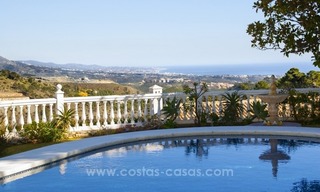 Une charmante villa de 4 chambres à vendre dans la communauté fermée exclusive de El Madroñal à Marbella - Benahavis, avec d'excellentes vues sur la mer 1