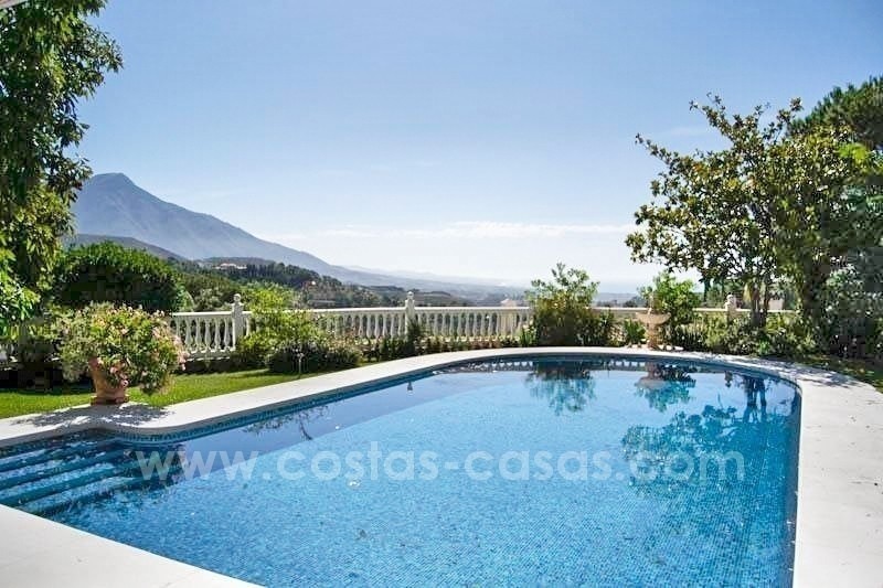 Une charmante villa de 4 chambres à vendre dans la communauté fermée exclusive de El Madroñal à Marbella - Benahavis, avec d'excellentes vues sur la mer