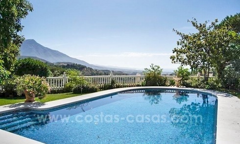 Une charmante villa de 4 chambres à vendre dans la communauté fermée exclusive de El Madroñal à Marbella - Benahavis, avec d'excellentes vues sur la mer 