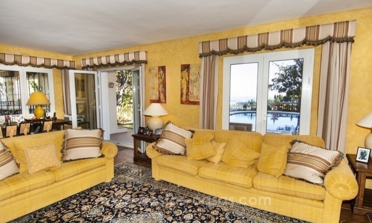 Une charmante villa de 4 chambres à vendre dans la communauté fermée exclusive de El Madroñal à Marbella - Benahavis, avec d'excellentes vues sur la mer 15