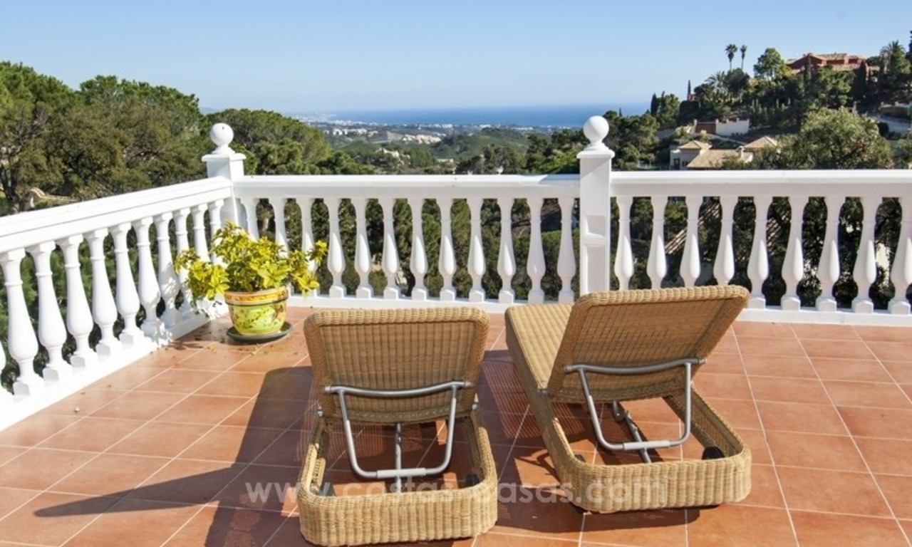 Une charmante villa de 4 chambres à vendre dans la communauté fermée exclusive de El Madroñal à Marbella - Benahavis, avec d'excellentes vues sur la mer 11