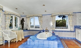 Une charmante villa de 4 chambres à vendre dans la communauté fermée exclusive de El Madroñal à Marbella - Benahavis, avec d'excellentes vues sur la mer 25