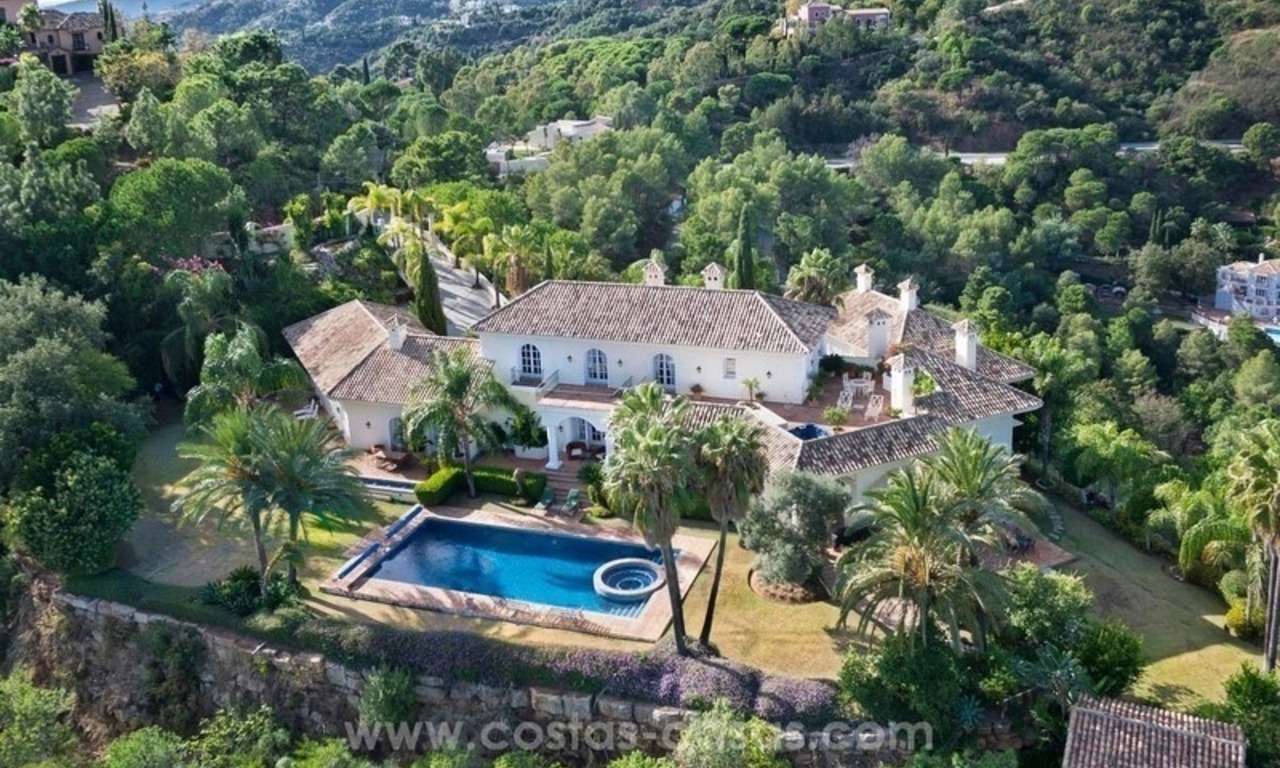 Á vendre: une villa de luxe classique et élégante avec les meilleures vues à El Madroñal - Benahavis 0