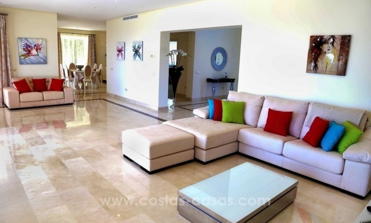 Villa de luxe entièrement rénovée à vendre à Estepona 19