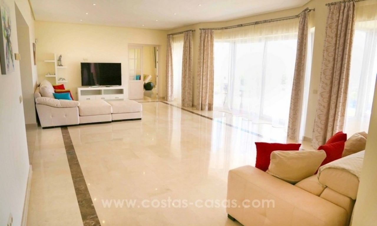 Villa de luxe entièrement rénovée à vendre à Estepona 20
