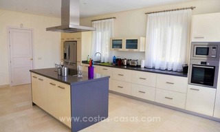 Villa de luxe entièrement rénovée à vendre à Estepona 24