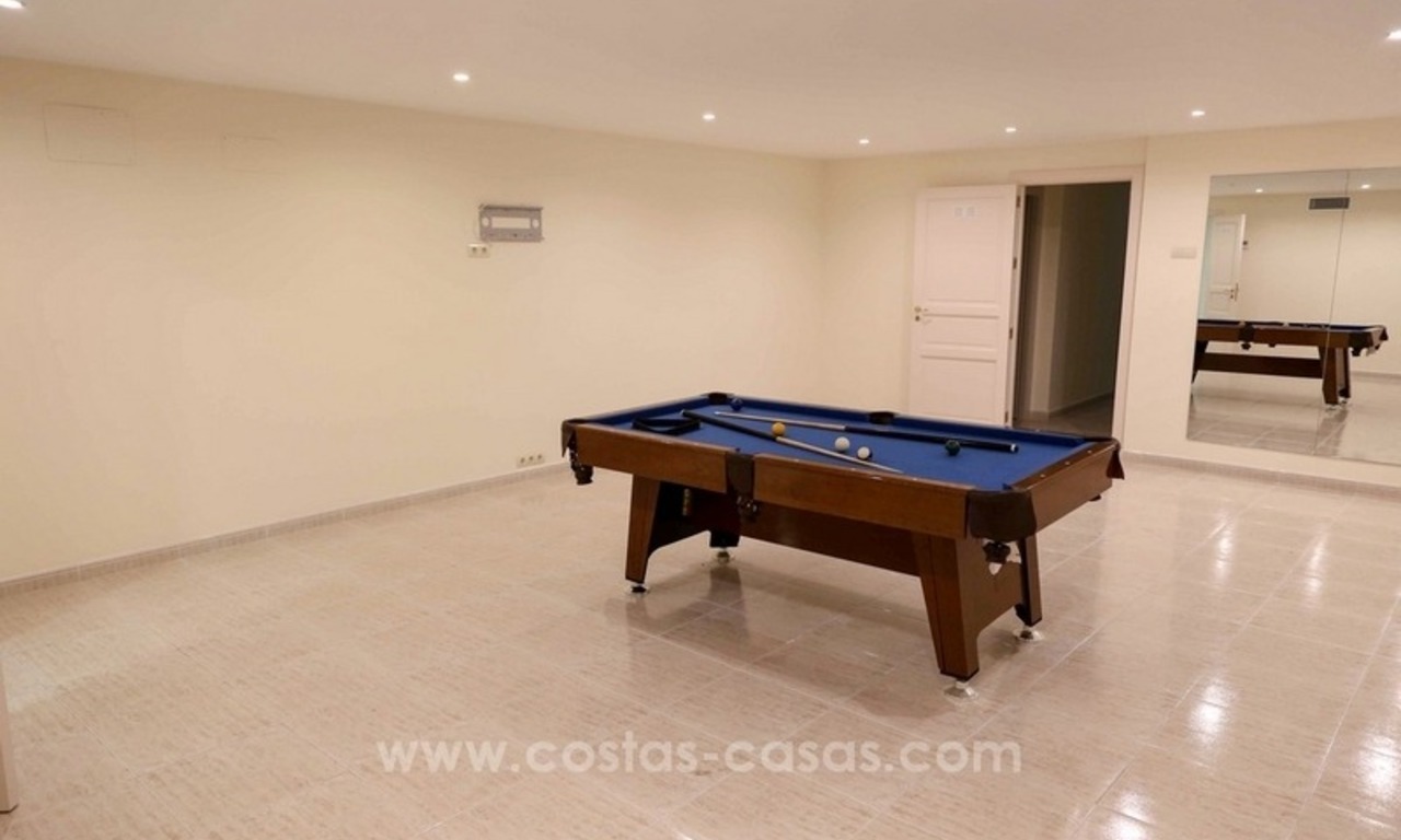 Villa de luxe entièrement rénovée à vendre à Estepona 28