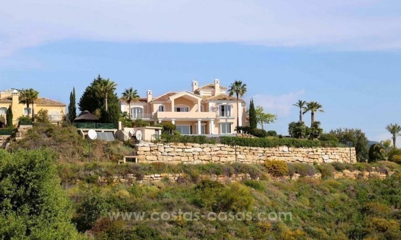 Villa de luxe entièrement rénovée à vendre à Estepona 1