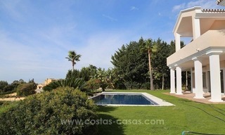 Villa de luxe entièrement rénovée à vendre à Estepona 10