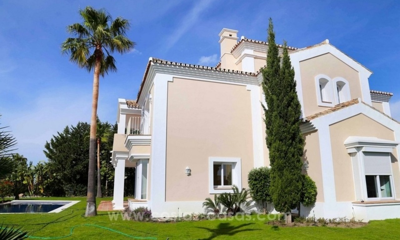 Villa de luxe entièrement rénovée à vendre à Estepona 12