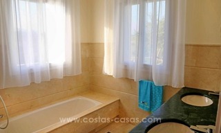 Villa de luxe entièrement rénovée à vendre à Estepona 36
