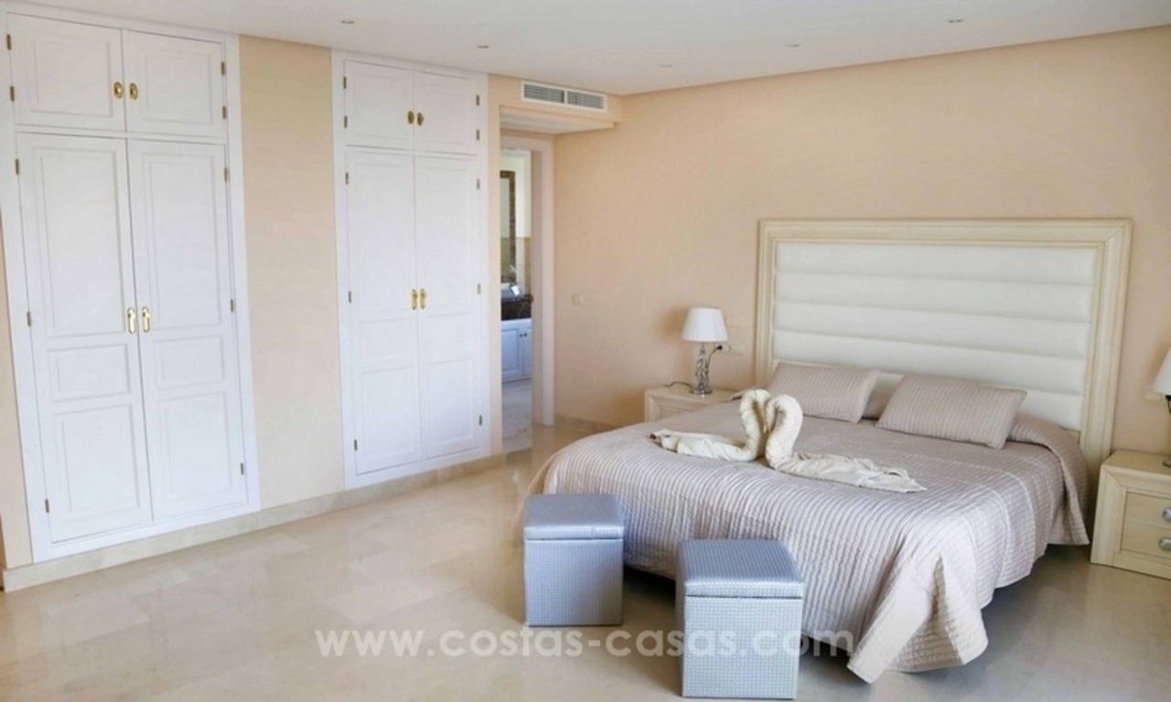 Villa de luxe entièrement rénovée à vendre à Estepona 30