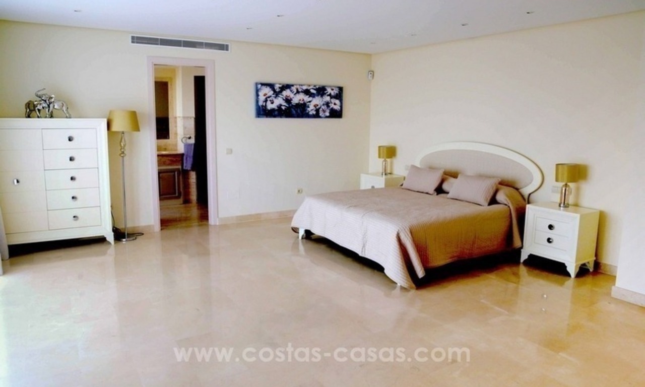 Villa de luxe entièrement rénovée à vendre à Estepona 37