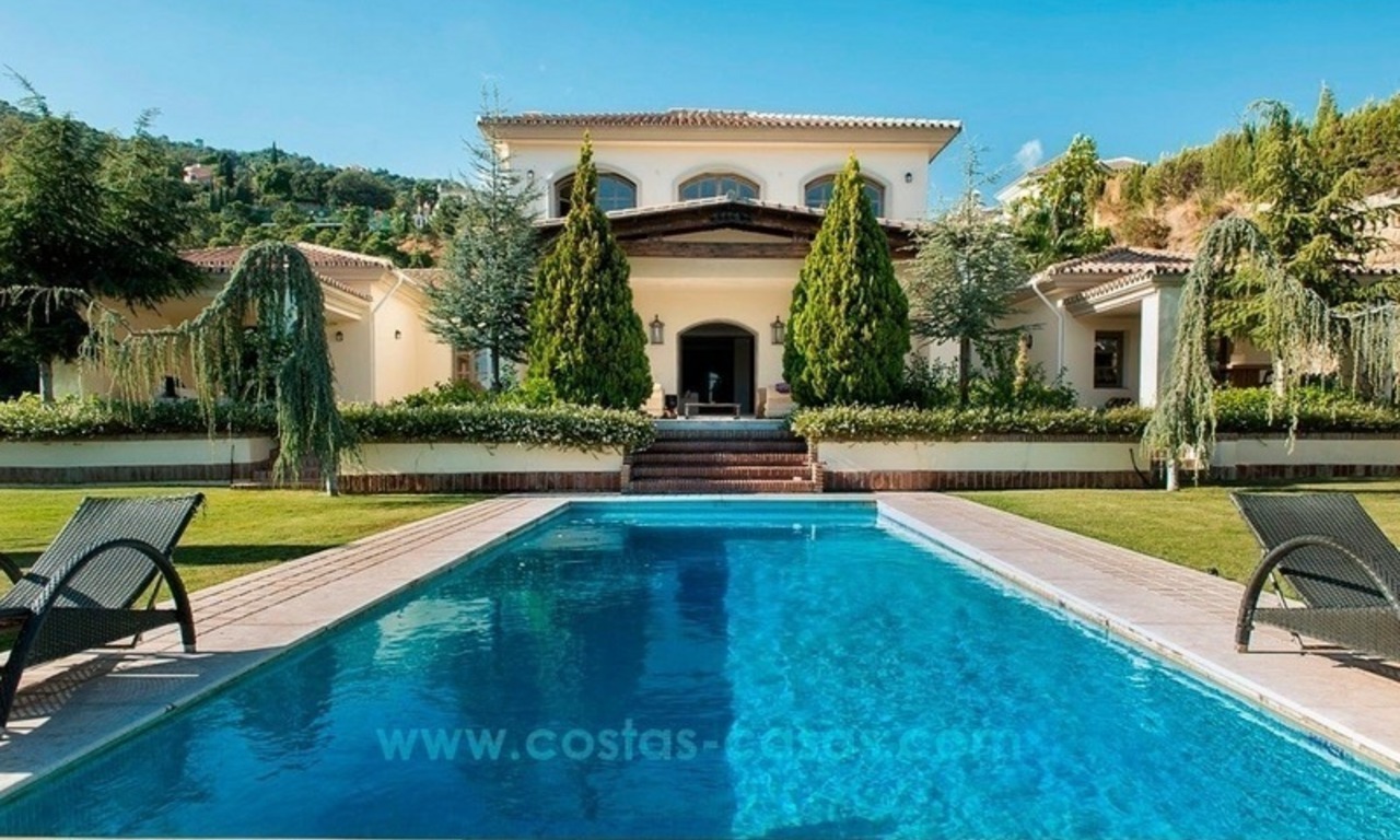 Une villa moderne et confortable à vendre avec une excellente vue sur la mer, El Madroñal, Benahavis - Marbella 2