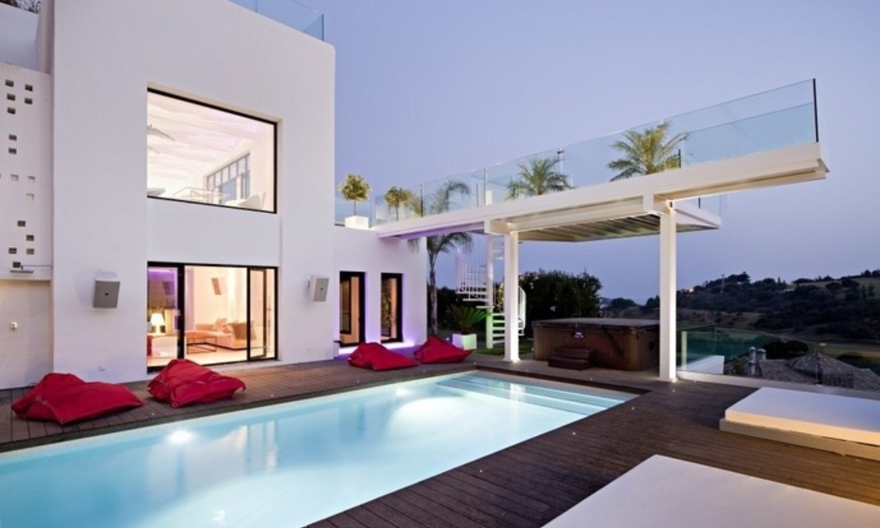 Villa de style moderne exclusive à vendre dans la région de Marbella - Benahavis 0