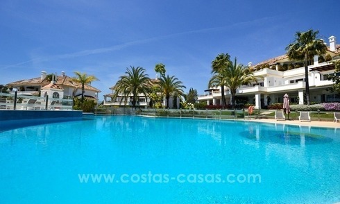 Spacieux appartement de luxe à vendre sur la Mille d’Or, entre Marbella et Puerto Banús 