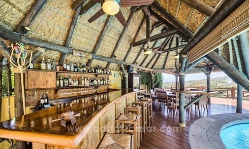 Villa à vendre dans une communauté fermée, avec vue sur la mer à Benahavis - Marbella 