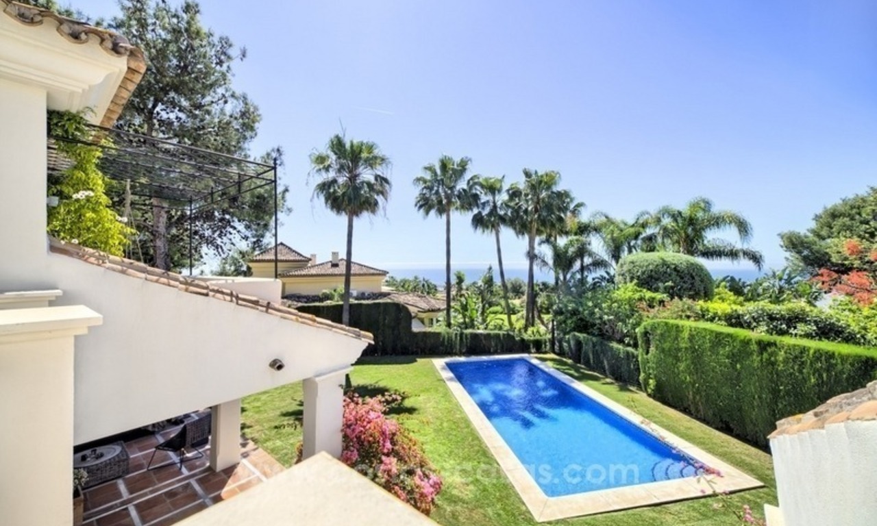 Villa rénovée à vendre dans une communauté fermée prestigieuse sur la Mille d’Or à Marbella 12