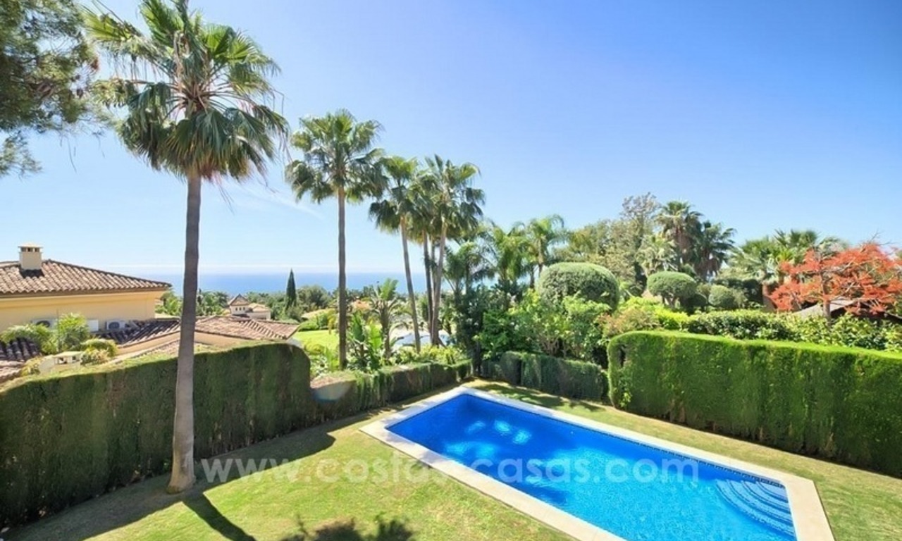 Villa rénovée à vendre dans une communauté fermée prestigieuse sur la Mille d’Or à Marbella 13