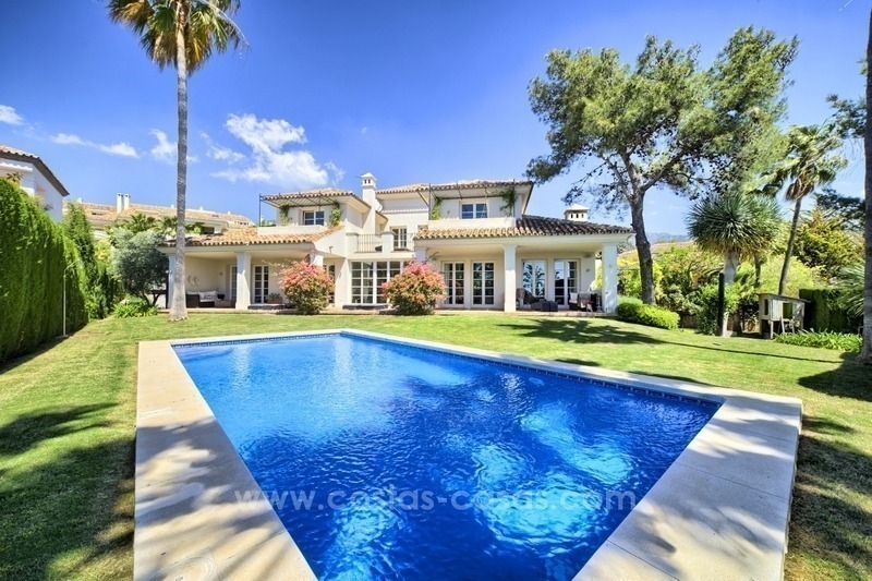 Villa rénovée à vendre dans une communauté fermée prestigieuse sur la Mille d’Or à Marbella