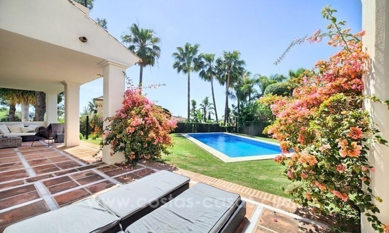Villa rénovée à vendre dans une communauté fermée prestigieuse sur la Mille d’Or à Marbella 10