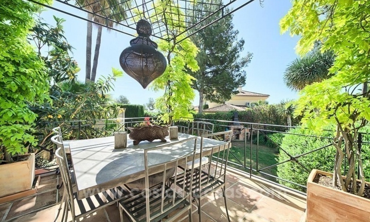 Villa rénovée à vendre dans une communauté fermée prestigieuse sur la Mille d’Or à Marbella 11