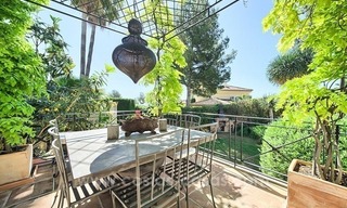 Villa rénovée à vendre dans une communauté fermée prestigieuse sur la Mille d’Or à Marbella 11