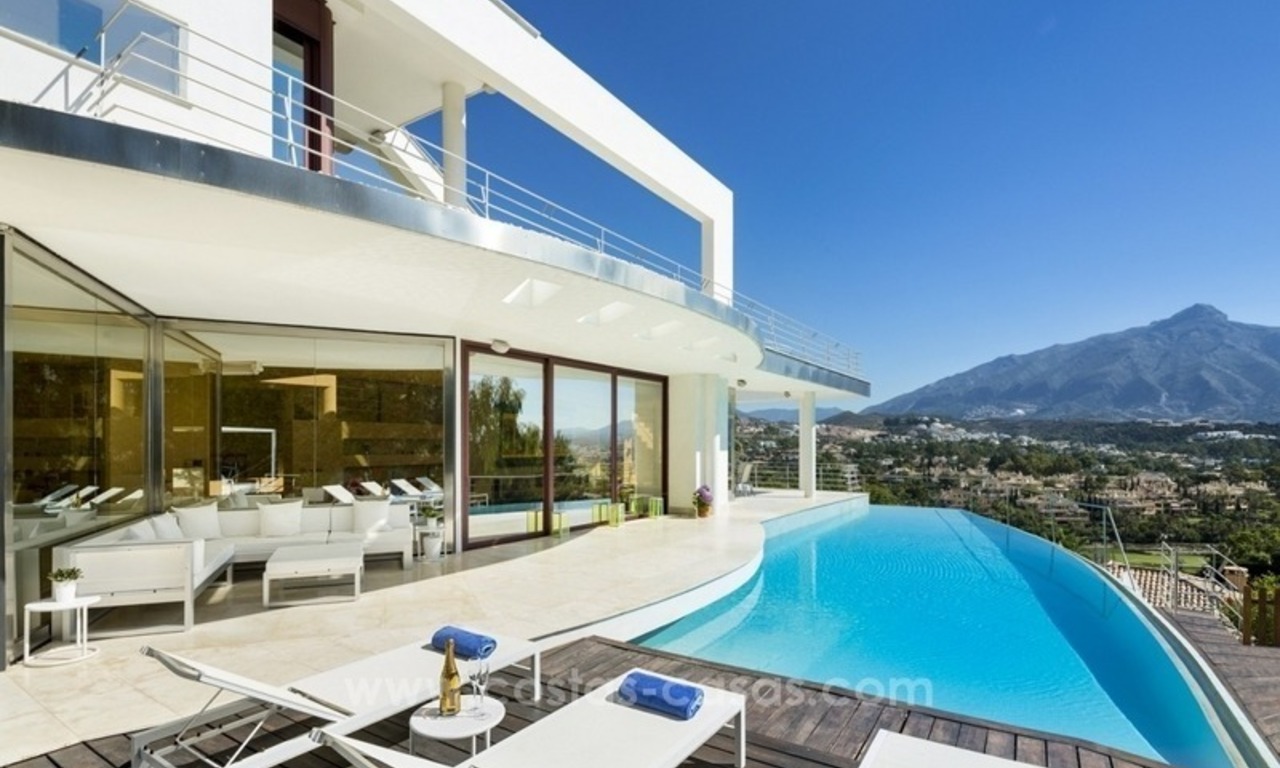 À vendre à Nueva Andalucia, Marbella: Villa de design avec vue panoramique sur le golf, la mer et la montagne 1